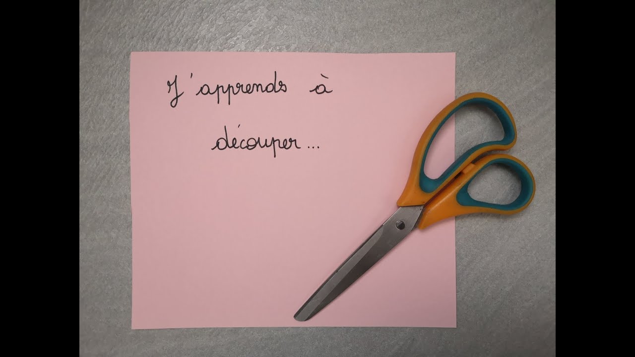 Comment bien tenir des ciseaux pour découper - YouTube