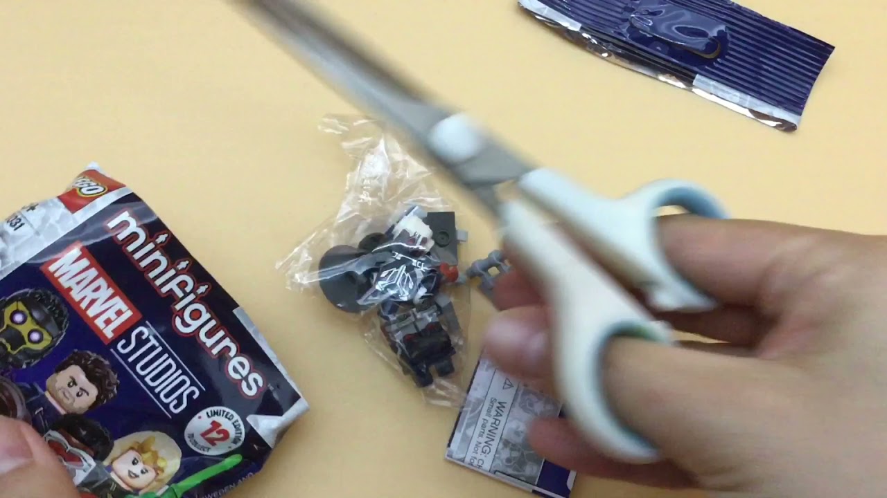 Opening 7 LEGO Marvel Studio Minifigures Blind Bags CMF