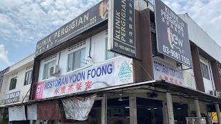 Restoran Yoon Foong is home to refreshing Hainan tea and two famous curry mee stalls
Shopping: https://collshp.com/propertystoriess
Restaurant Yoon Foong
25, Jalan Kijang 1, Taman Suntex, 43200 Kajang, Selangor
Location: https://maps.app.goo.gl/5jHiyUJ941Hm9F4R7
Disclaimer:
All information presented in this channel and its contents including this video are based on personal experience and opinions. We are not liable for any loss or expenses whatsoever relating to decisions made by the audience. The ideas presented here are for reference and educational purposes only. All rights reserved.
Clicking on affiliate links and purchasing something on the platform will result in me getting paid commission from advertiser at no cost to you. Thank you for supporting this channel Restoran Yoon Foong is home to refreshing Hainan tea and two famous curry mee stalls