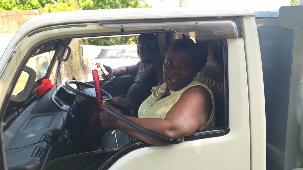 Делаем доброе дело в нашем районе, доставляя цинк пожилой женщине, пострадавшей от шторма.