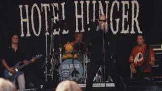 Video thumbnail of "Hotel hunger sitting in a room"