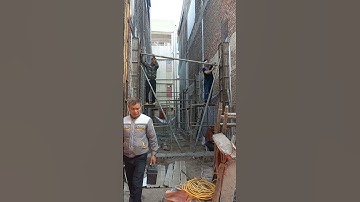 Lắp cốp pha cột giáp tường nhà hàng xóm