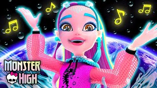 Lagoona Sings 'Lagoona Na' In Every Language! | Monster High