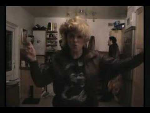 Sandi Thom - Saturday Night (Home made video from Sandi's Kitchen!) 2007