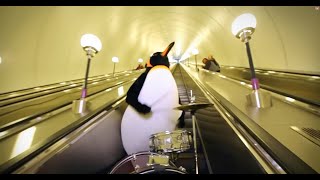 Пингвины тусят в метро