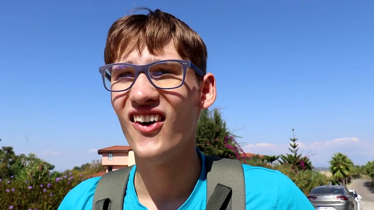 ботаник с цветами. ботаник в очках. очкастый ботаник. вечеринка программистов. вечеринка в стиле ботаников.