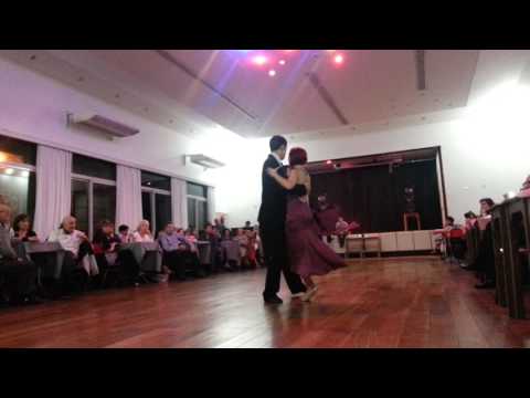Hebe Hernandez y Axel Arakaki bailan Este es el rey en La Friulana Tango