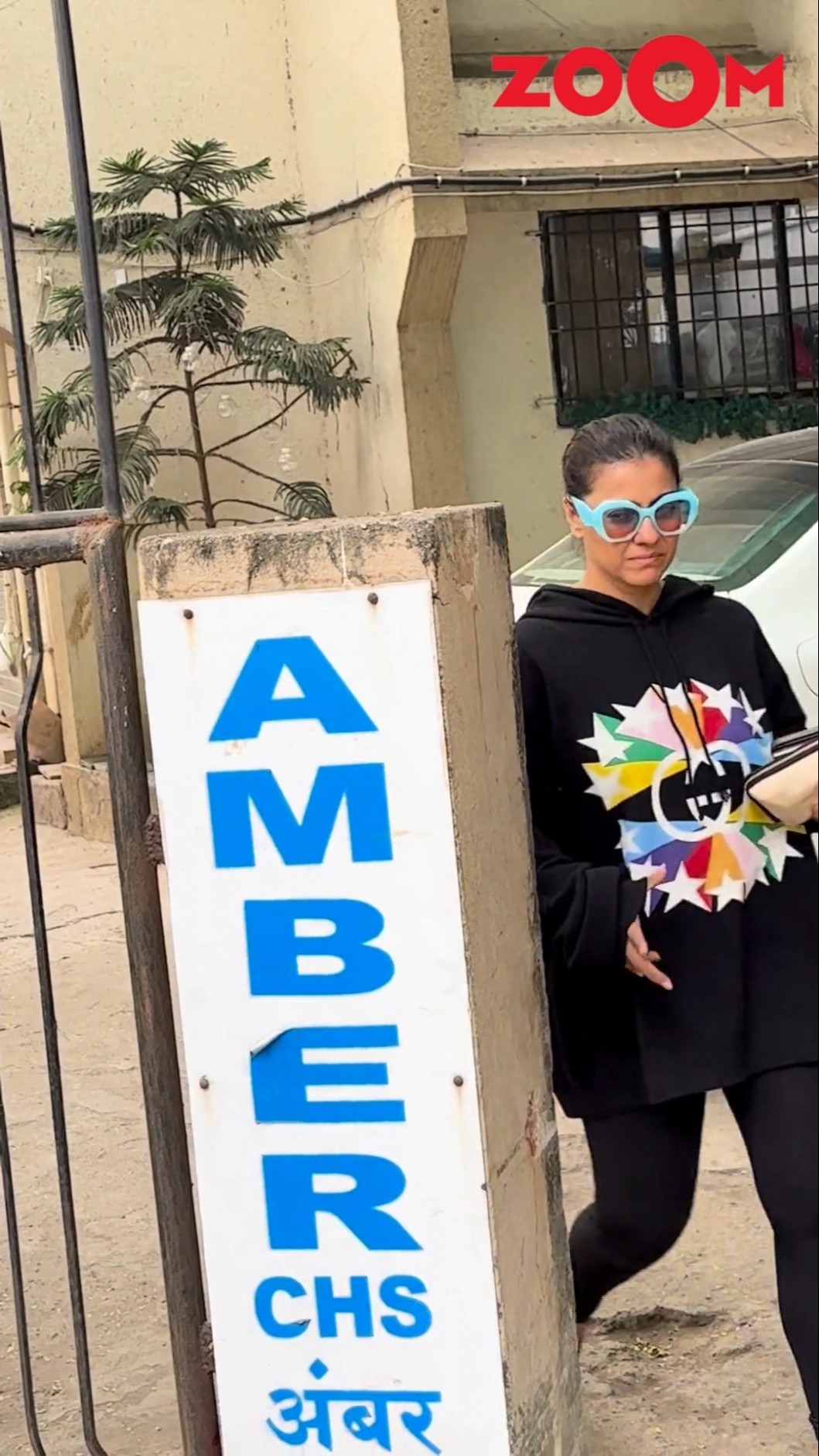 Kajol IGNORES the paps calling at her with a smile as spotted in Juhu #kajol #kajoldevgan #shorts