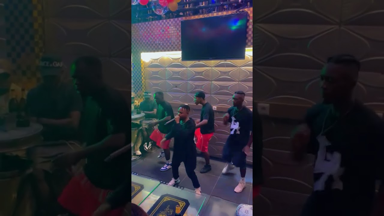 Delong thé WORLD avec cest danseur en spectacle au snack Sun city