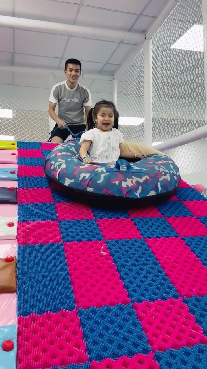 Ba và Con gái | Father vs Daughter in the children's play area #shorts