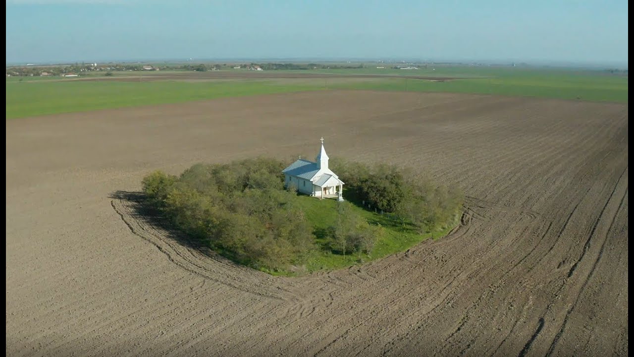 Singură în mijlocul câmpului și plină de legende