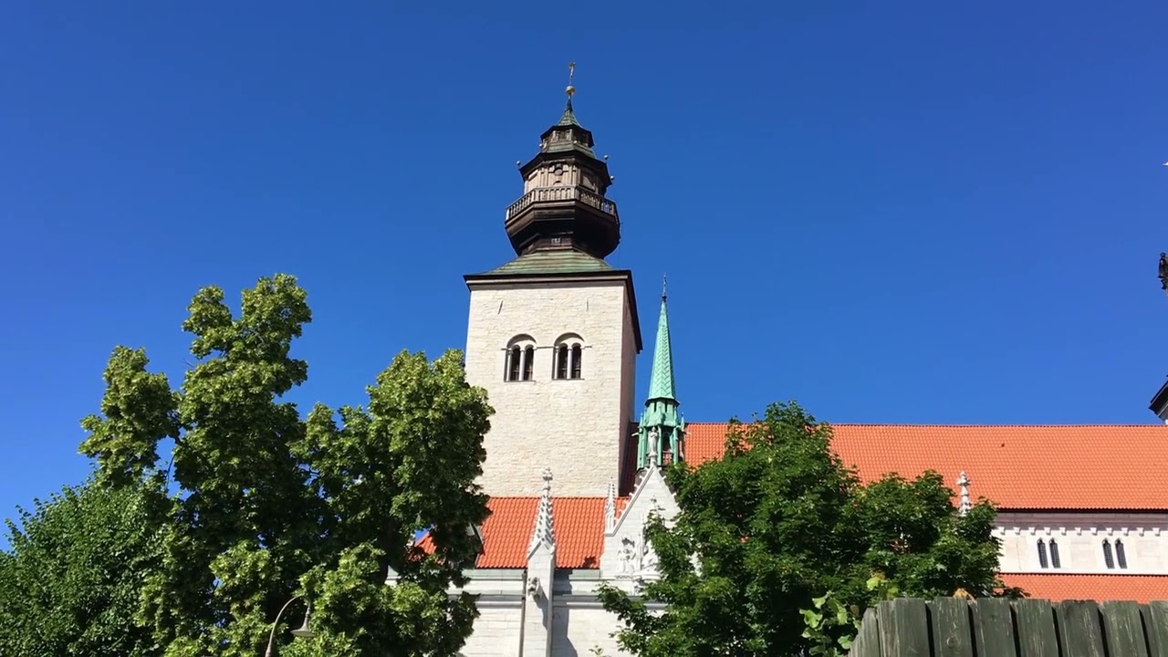 Två ringningar +klockspel & timslag i Visby domkyrka inspelat utanför (video - 4 filminspelningar)
