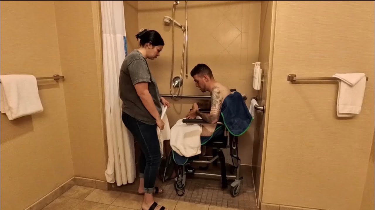 Жена помогает мне принимать душ | Дорожный туалет Zum-AP