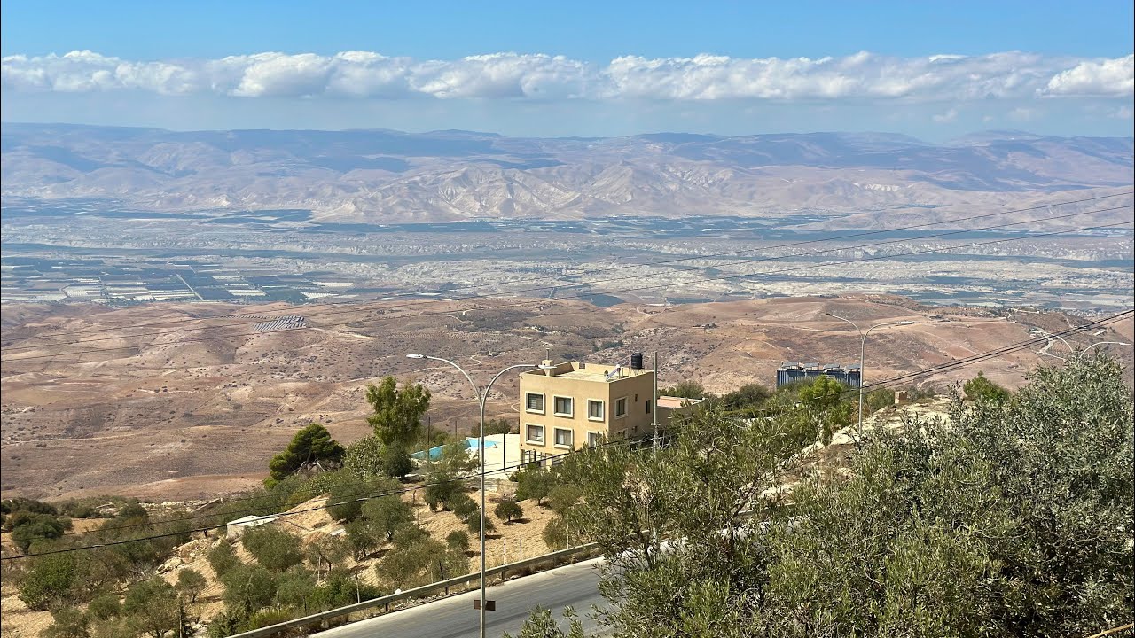 جولة في مدينة السلط الأردنية مع فيروز من البلدة القديمة والجبال العالية بإطلالة على فلسطين 😍❤️