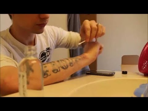 Video: Home Tattoo Removal Hacks Sind Unwirksam Und Gefährlich