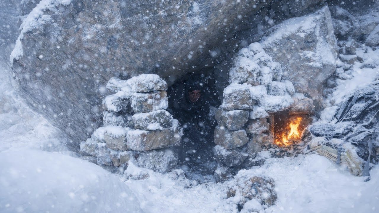 Caught in a winter blizzard/Building a solo survival shelter in heavy ...
