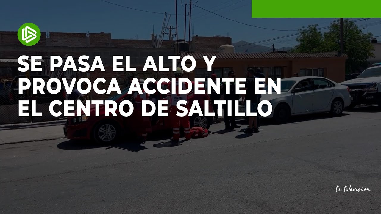 Se pasa el alto y provoca accidente en el centro de Saltillo - YouTube
