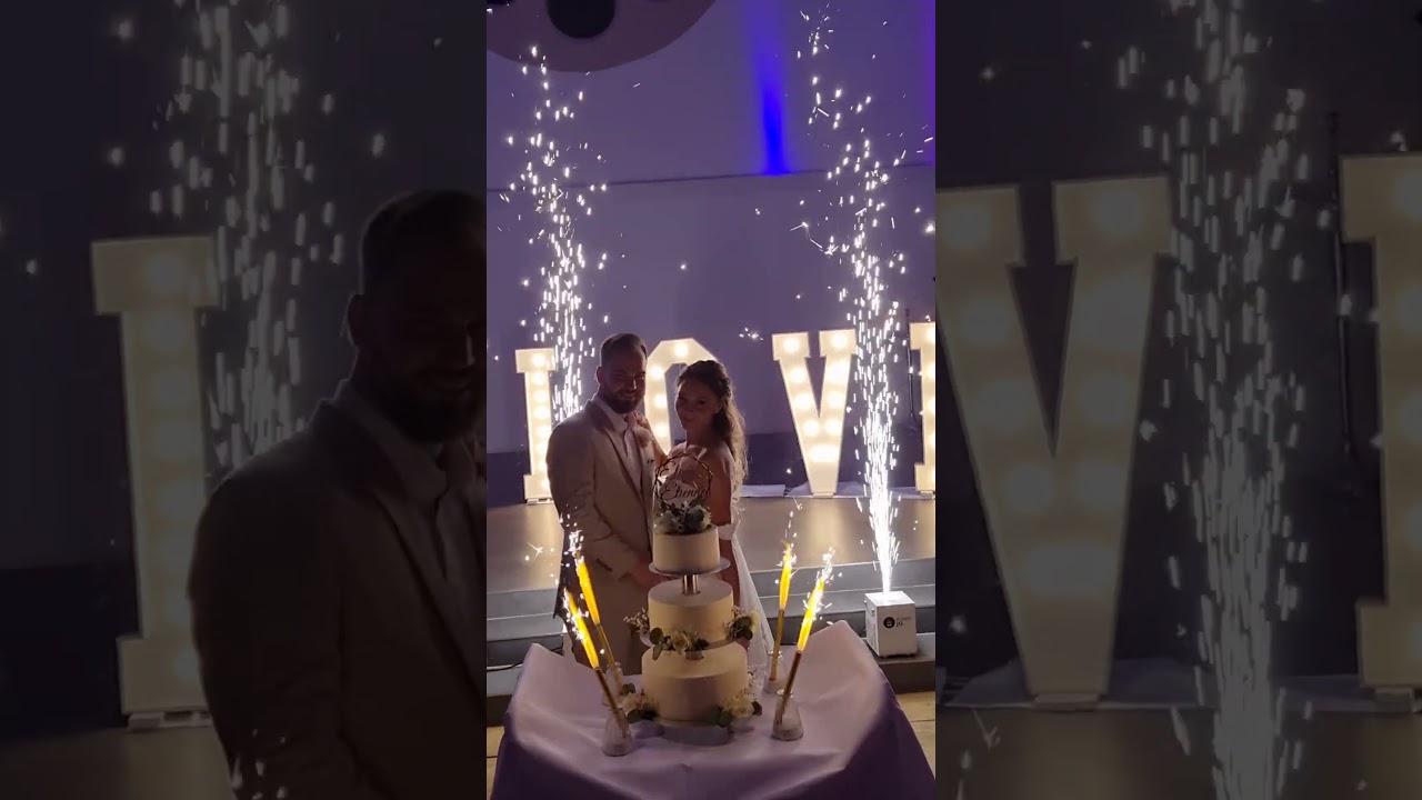 Präsentation der Hochzeitstorte in der Eventkirche Dortmund mit Kaltfunken Fontänen - DJ Funky Ju