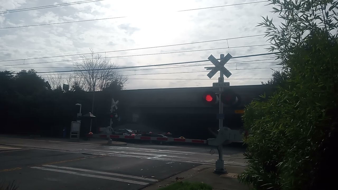 *Missed activation* 39th St railroad crossing Sacramento CA | SacRT light rail inbound