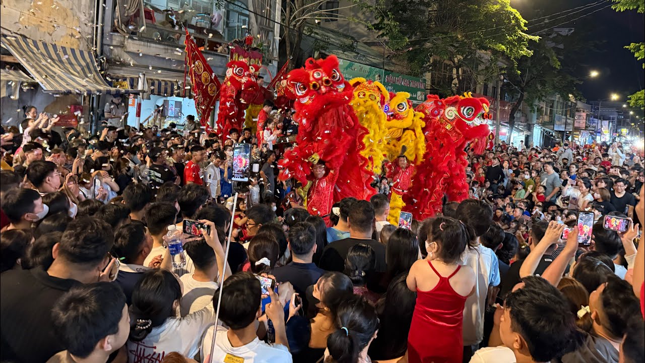 Múa Lân 2026 Full Show Tinh Anh Đường Ở Trái Cây Loan Bình Dương, Vỡ Trận Đông Kín Người Xem..