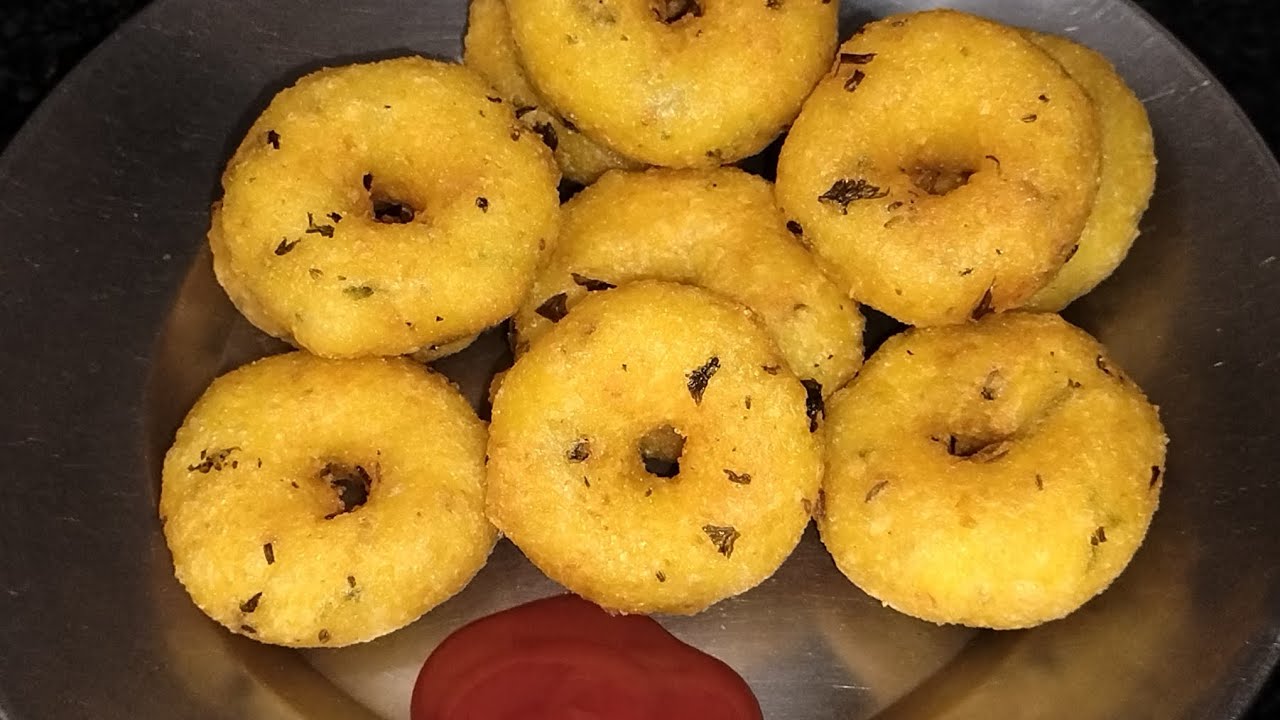 #andarse soft bahar se crispy bacho ko pasand aane wale namkin donuts 🍩#aalu suji ki 😋😋😋