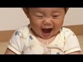 【いたずら】鼻吸い器で遊ぶ1歳０ヶ月の赤ちゃん