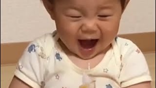 【いたずら】鼻吸い器で遊ぶ1歳０ヶ月の赤ちゃん