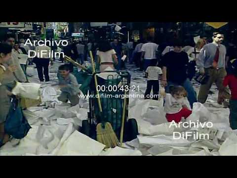 Lluvia de papelitos en la calle para despedir el año 1997