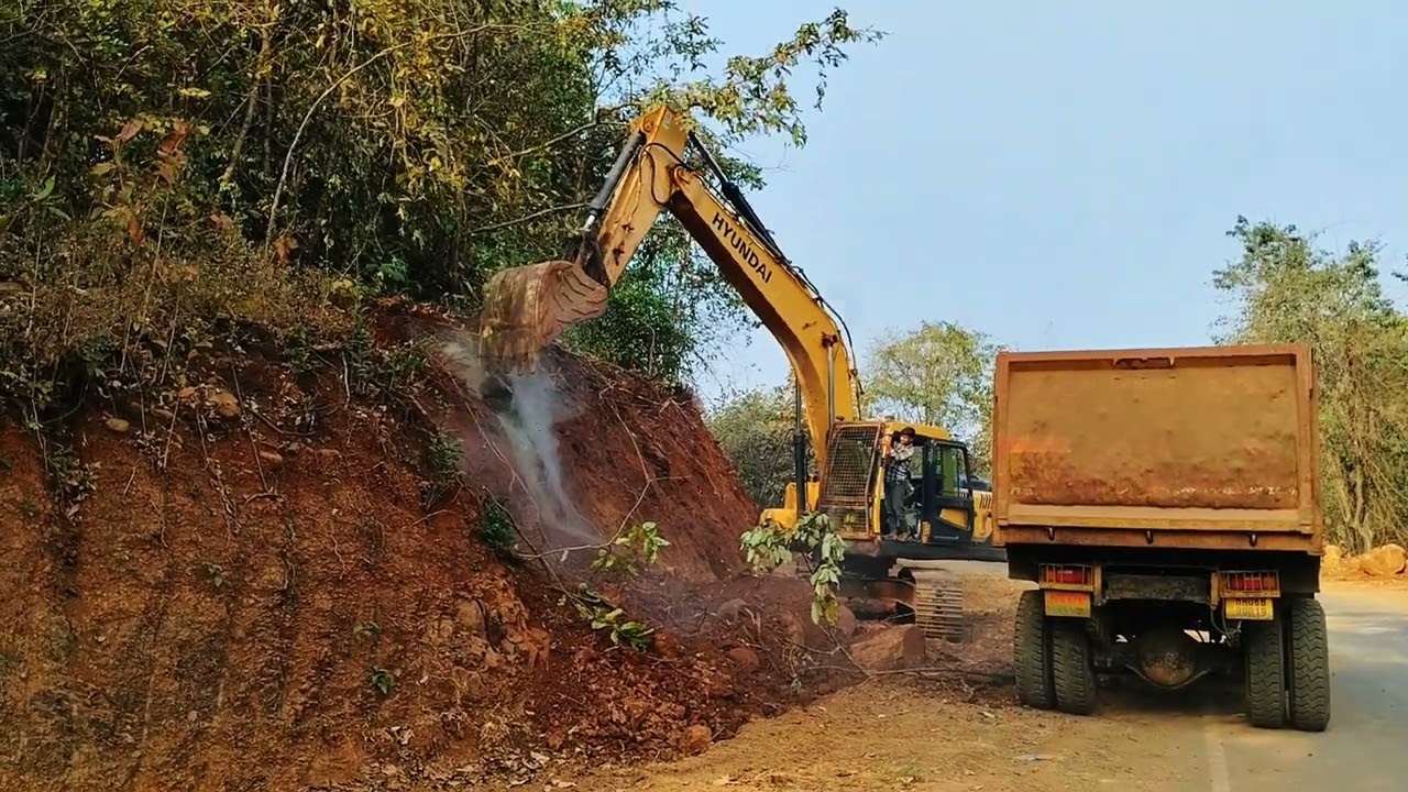 Road Side Hyundai Excavator Work | Dumper Mein Mitti loading Unloading | Heavy Machinery Action 🛣️🚧