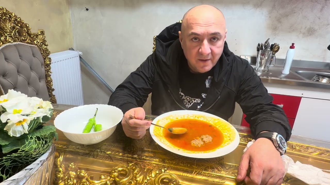 Leo de la Strehaia mănâncă singur ! 