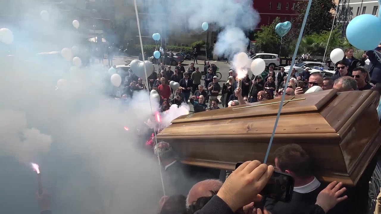 Suor Paola, fumogeni, sciarpe e palloncini biancocelesti al funerale. L'ultimo saluto alla tifosa