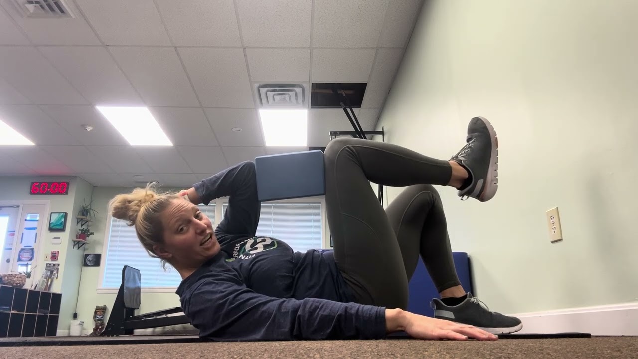 Diagonal ISO Core Hold (with yoga block)