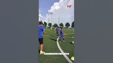 HLV hướng dẫn học viên khống chế bóng bằng ngực sao cho chuẩn xác