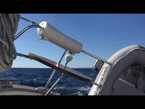 Beiboot liegt bei Fahrt bewegungslos am Heck einer Hallberg-Rassy 37