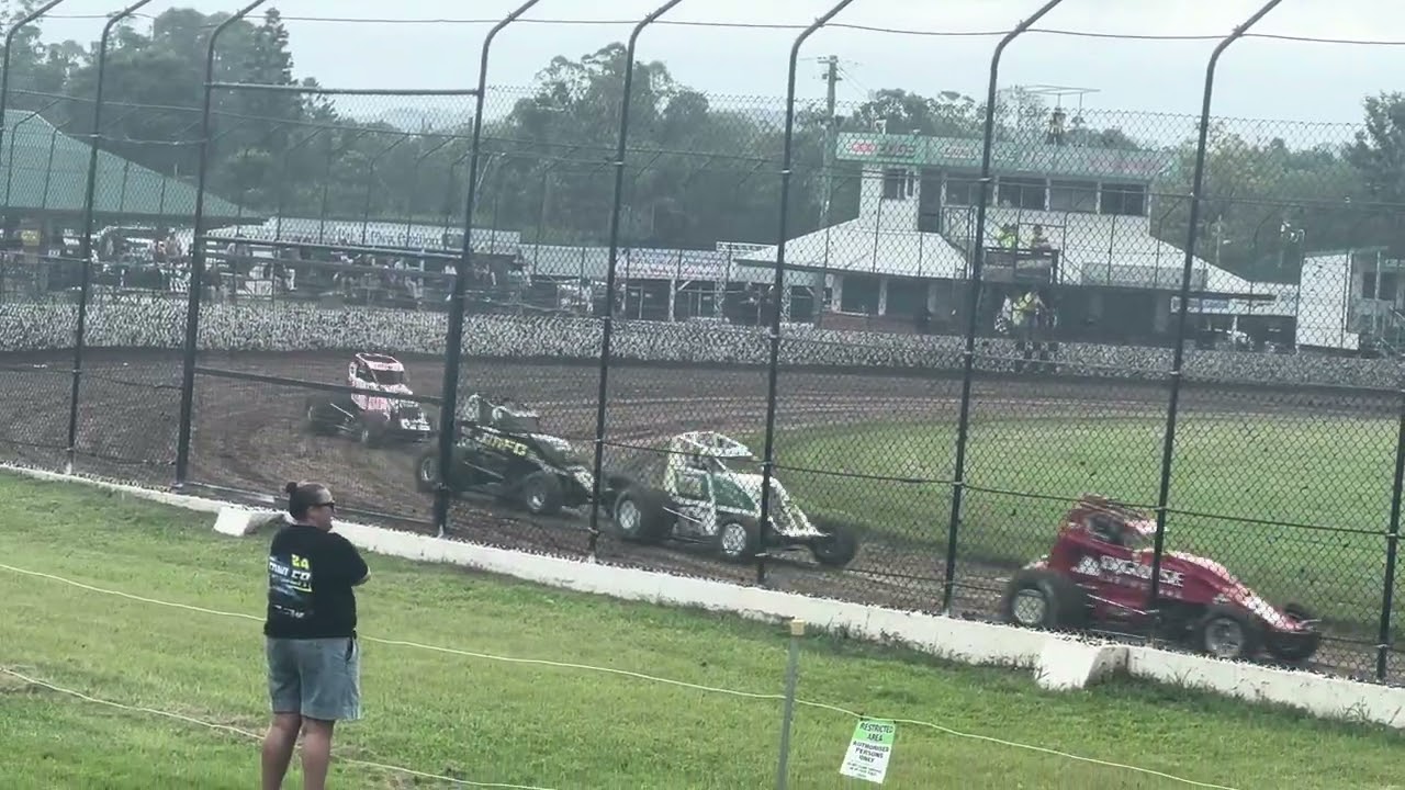 Heat 1 wingless sprints Lismore speedway 26/12/25
