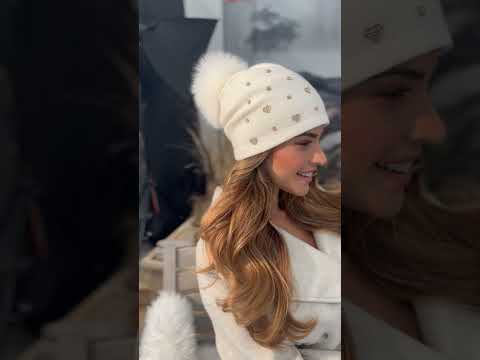 Стильна польська шапка-бандана з помпоном Willi Oreban, з ефектним декором, у білому кольорі., відео 1