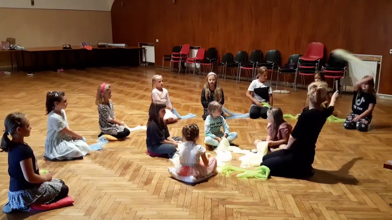 Zabawa muzyczna dla dzieci z chusteczkami 