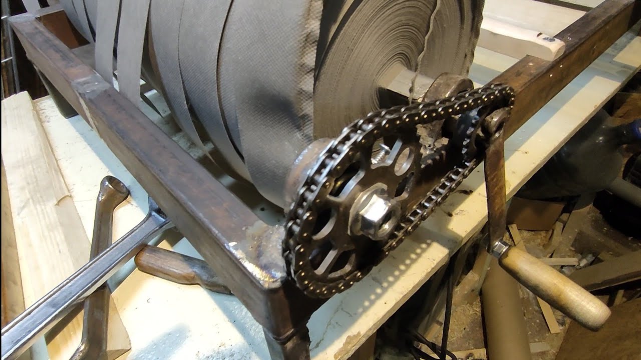 Станок для нарезки лент для маскировочных сетей.