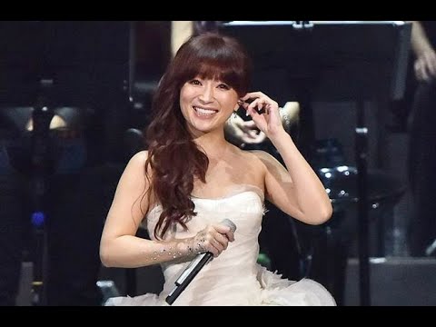 日本天后濱崎步2020年初宣布閃電當媽的消息，孩子爸身份至今是個謎，而去年10月她又驚喜宣布懷上第二胎，外界更認為她是找「代理孕母」，因為懷孕期間她仍在工作也不見孕肚；近日濱崎步友人透露她預產期在4月