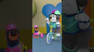 ¡La Nueva Bicicleta de Luna!
Luna recibe una nueva bicicleta.
Cachorros a la obra está en Disney+ ¡La Nueva Bicicleta de Luna!