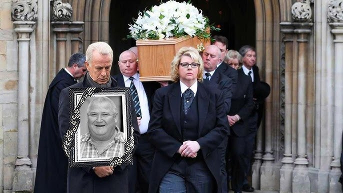 Beerdigung von Horst Krause: Sein enger Freund vergießt Tränen vor dem Porträt des Schauspielers - YouTube