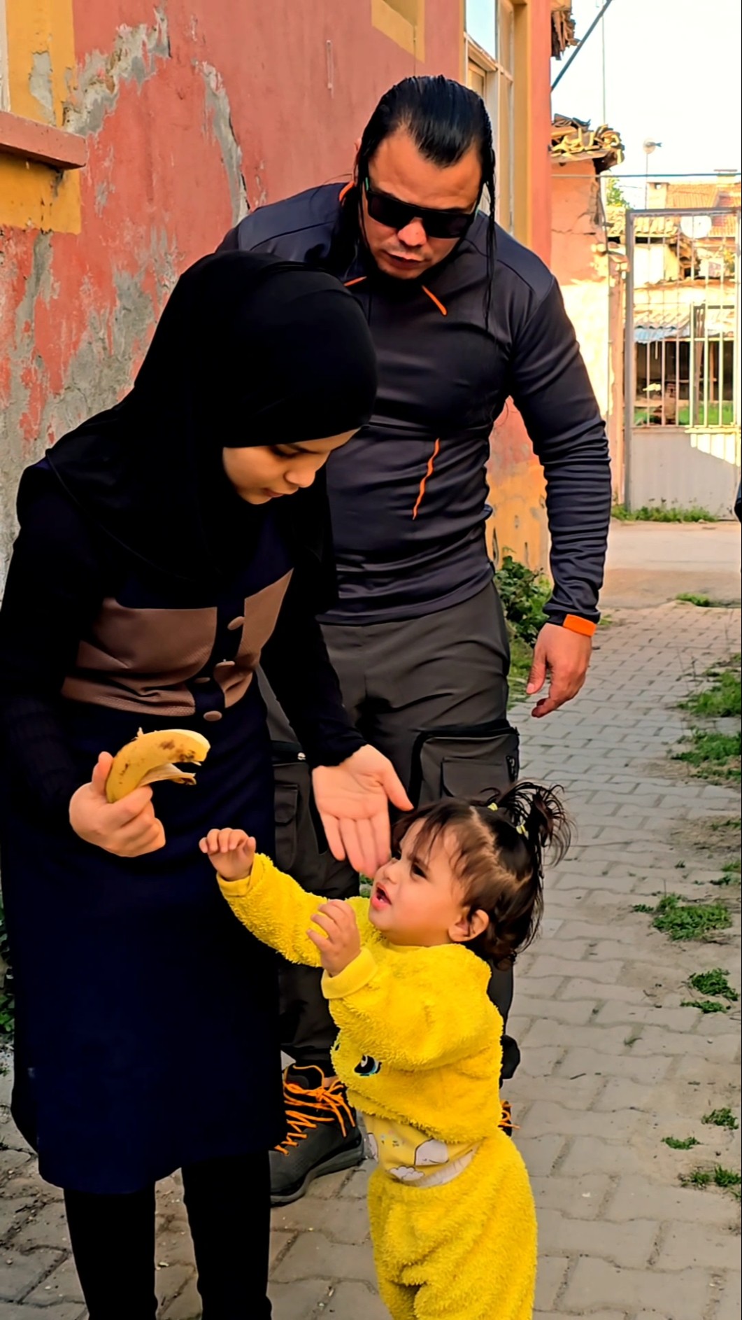 #طفله صقيره جائع وتحضه بموز ماشاءلله