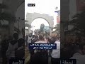 شاهد متظاهرون سوريون يسقطون تمثال حافظ الأسد في جرمانا بريف دمشق
