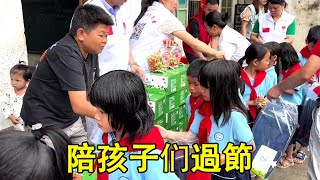 Xiao Liu walked into the school in the mountains and played with the children for the holidays. The