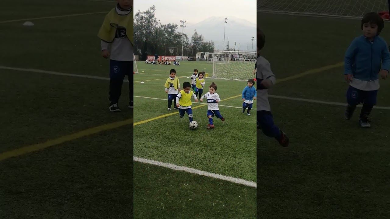 niño crack del futbol 3 años jugando con niños de 5 años