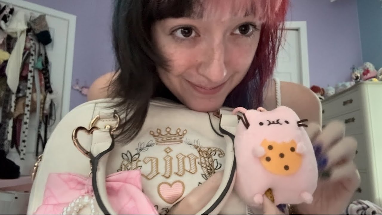 ASMR what’s in my bag ! 