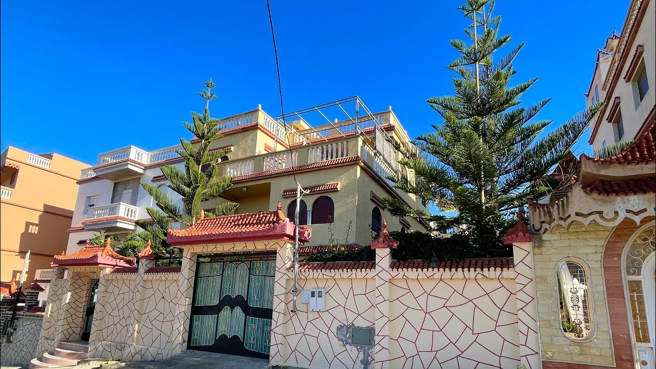 فيلا رائعة جدا فالتجزئة ومفججة مطلة على لبحر مساحة300متر واصل الماء والكهرباء0703640826القصر الصغير
