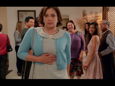 Rachel Bloom's stomach growling in \