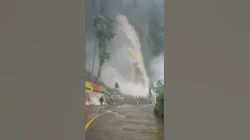 Banjir Bandang Air Datang Secara Tiba Tiba Di Padang Shorts 