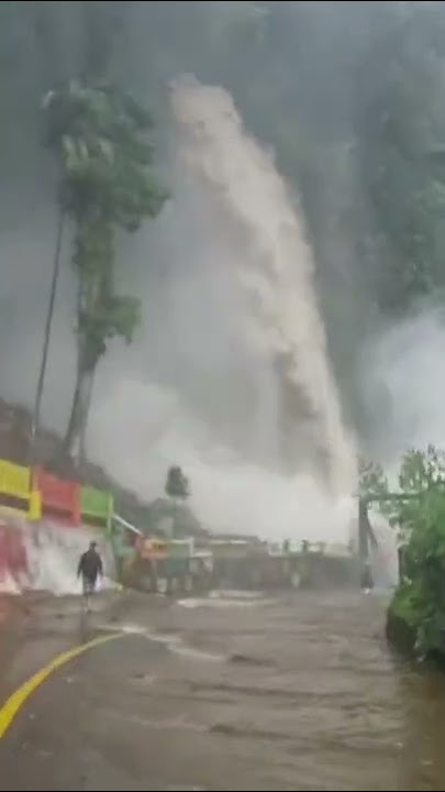 Banjir Bandang, air datang secara tiba-tiba di Padang... 😭😭😭 #shorts